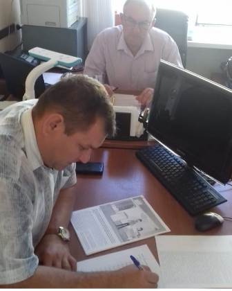 Председатель ТИК Веселовского района принимает тестовые работы.